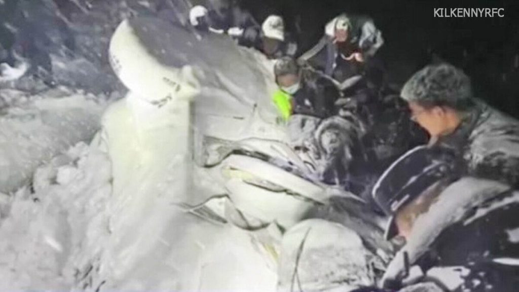 หิมะถล่มในทิเบต คร่าชีวิต 28 ศพ ปฏิบัติการกู้ภัยเพื่อค้นหาผู้ที่ติดอยู่ในหิมะถล่มบนทางหลวงทิเบตสิ้นสุดลงแล้ว โดยสื่อทางการของจีนรายงาน