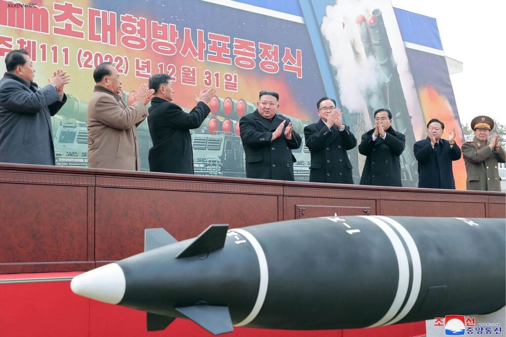 คิม จอง อึน ให้เพิ่มการผลิตอาวุธนิวเคลียร์ ผู้นำเกาหลีเหนือ คิม จอง อึน ได้แก้ไขรัฐธรรมนูญของประเทศของเขาเพื่อรวมนโยบายของเขา